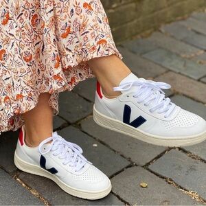 Womens Veja V-10 Vegan Leather Trainers - Extra White/Navy/Red | size 40